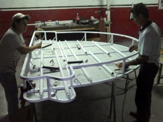 Fachada comercial iluminada